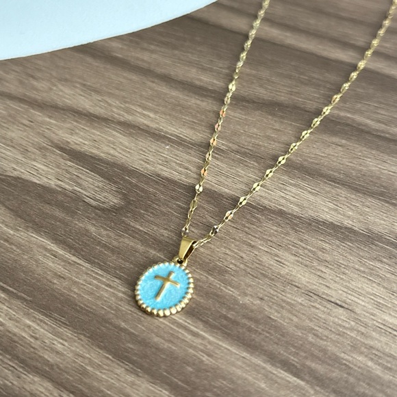 Cross Pendant Necklace Q101 - Picture 3 of 5